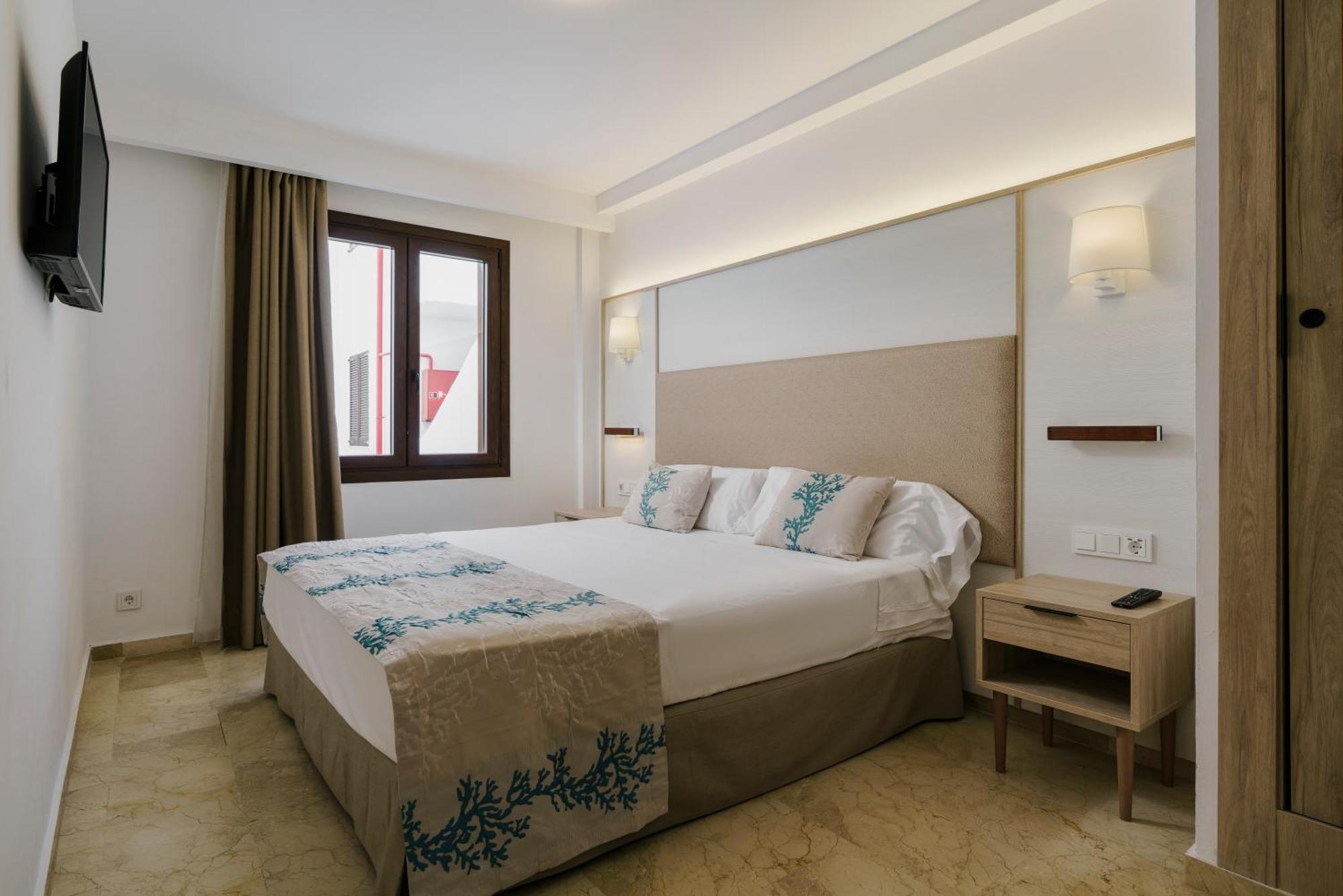 Alua Suites Las Rocas Cala d'Or  Exterior photo